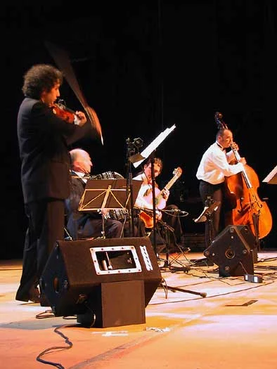 Das Quartett auf der Bühne mit Violine, Bajan, Gitarre und Kontrabass