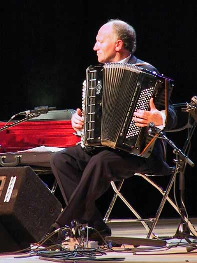 Efim Jourist spielt im Sitzen