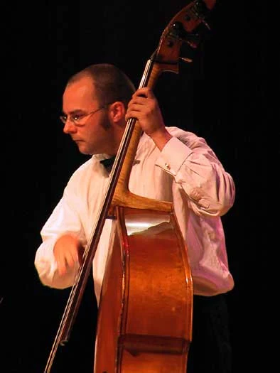 Kontrabassist des Quartetts