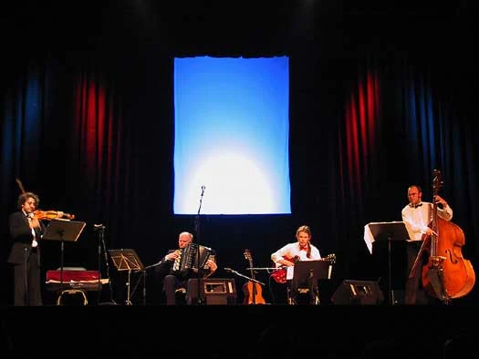 Das Quartett auf der Bühne vor blauem Licht