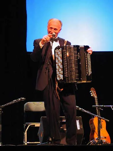 Efim Jourist stehend mit Bajan im Konzert