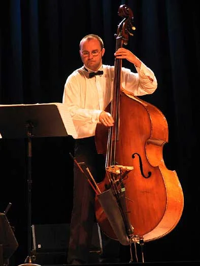 Kontrabassist im Konzert